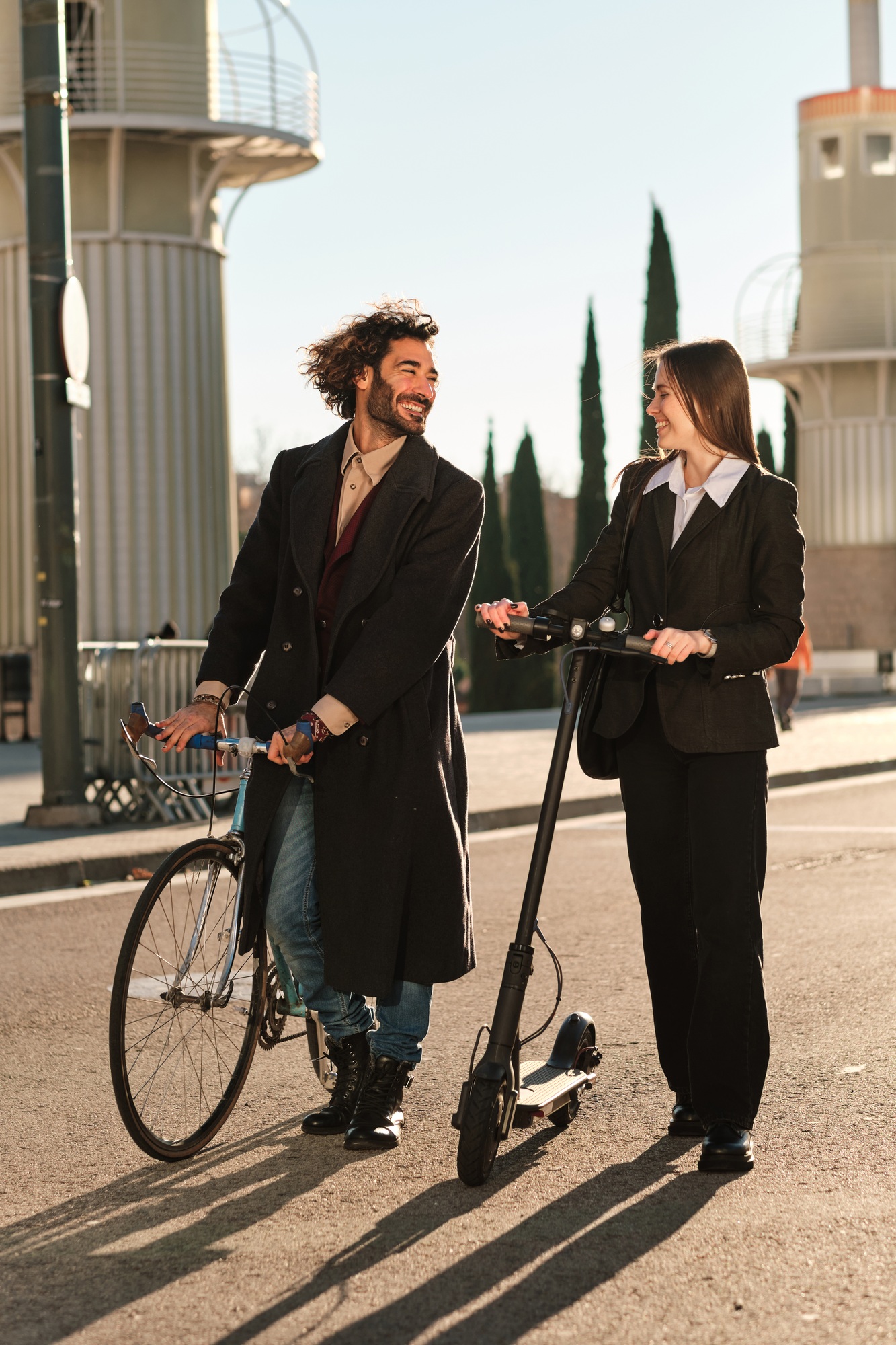 Dos personas pasando tiempo juntos mientras caminan al aire libre..